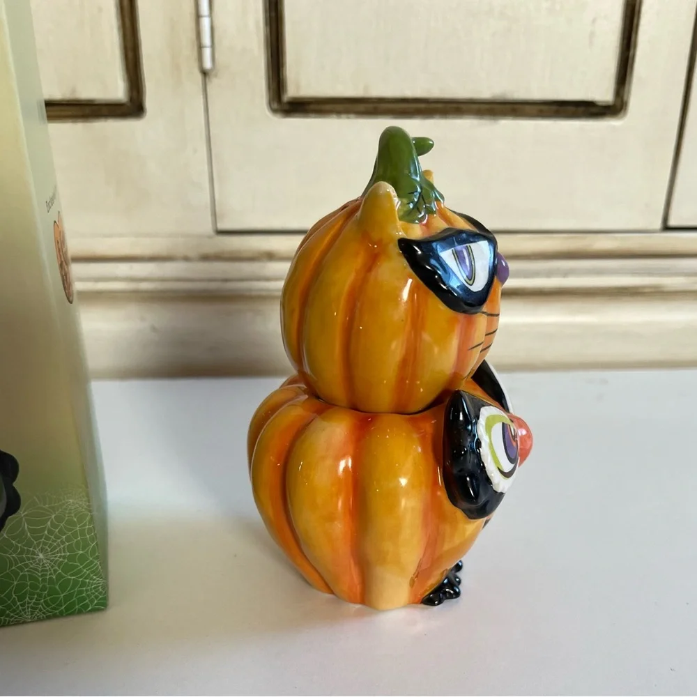 NIB Cracker Barrel Fall Halloween Salt & Pepper Cat & Owl Pumpkin, Stackable